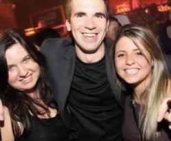  Bert zoekt 2 lesbische meiden voor erbij 