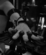  Weinig fantasie kan me nog verrassen, dus vertel je diepste verlangen en laat me je droom waarmaken. 