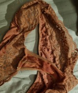  Gedragen stringetjes,speeltjes etc van jonge moeder 