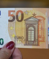 U krijgt van mij €50, als ik met Uw vagina mag kroelen en mag vertroetelen, met de magic wand of andere stimulators.